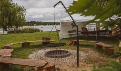 Namiot przy jeziorze